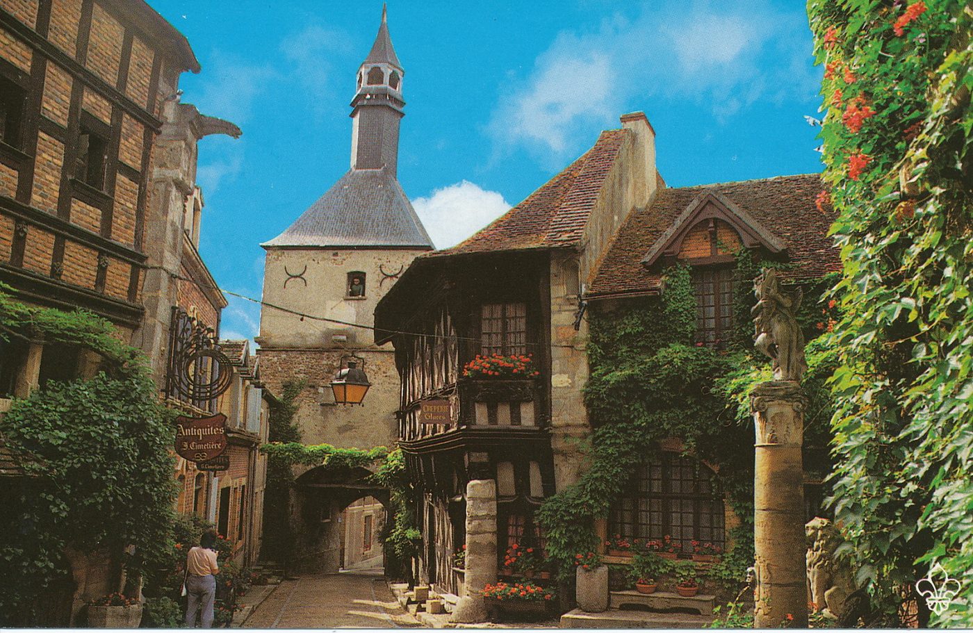 Bourbon-Lancy. Station thermale. La maison de bois du XVIe s. et le beffroi.