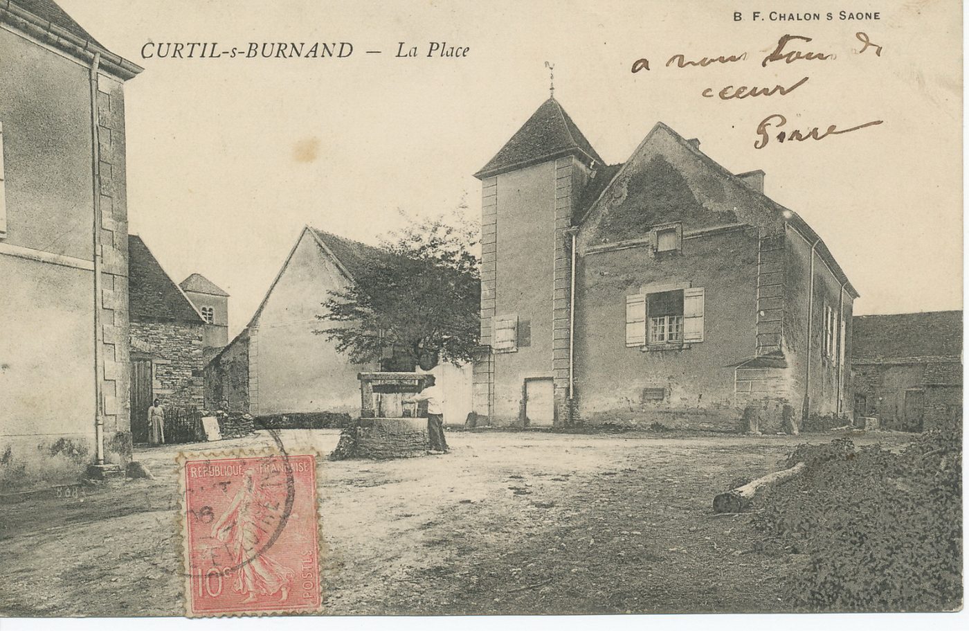 Curtil-sous-Burnand. La place.