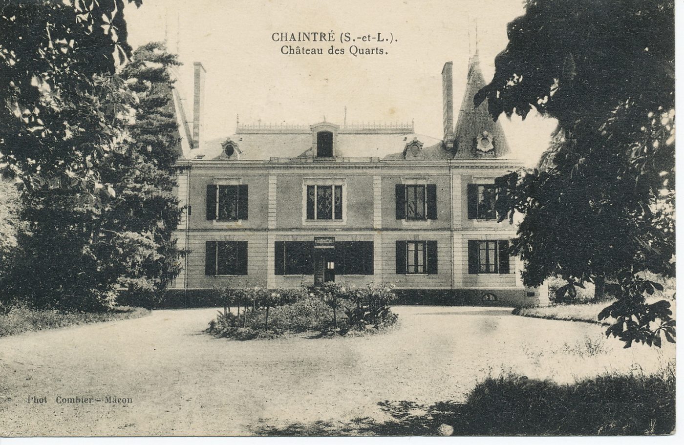 Chaintré. Château des Quarts.