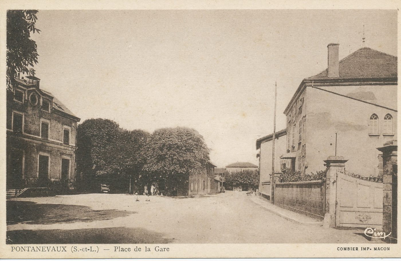 Pontanevaux. Place de la Gare.