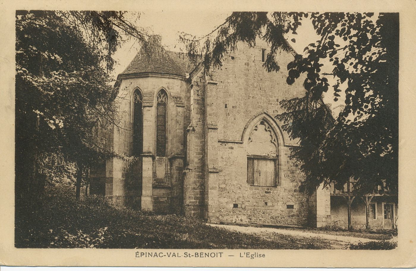 Epinac, Val-Saint-Benoit. L'église.