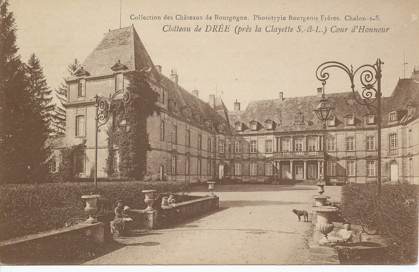 Château de Drée (près la Clayette). Cour d'honneur.