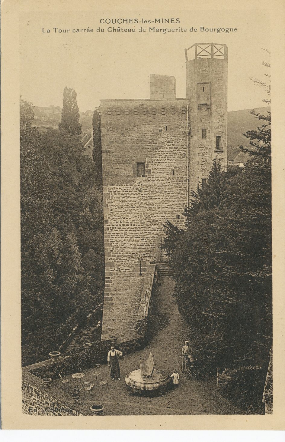 Couches-les-Mines. La tour carrée du château de Marguerite de Bourgogne.