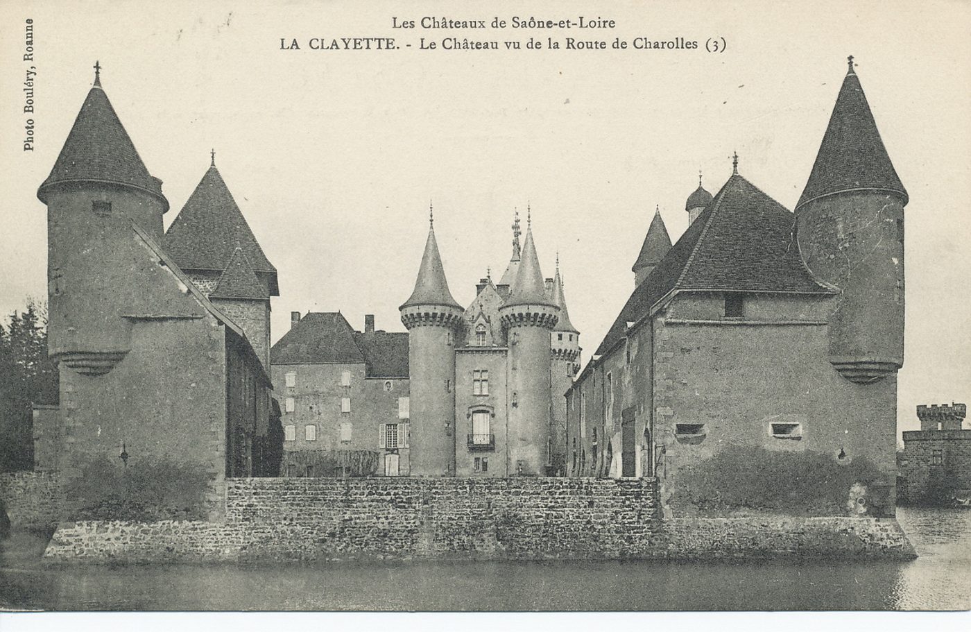 Les châteaux de Saône-et-Loire. La Clayette. Le château vu de la route de Charolles.