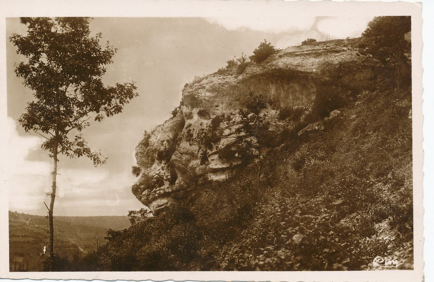 Cruzille. Roche et source Sainte-Genevièvre. Autrefois, lieu de pèlerinage très fréquenté pour les maladies des petits enfants, la légende fait remonter l'apparition de cette source et l'origine de ce culte à un accident auquel le vicomte de Tavannes, seigneur de Cruzille aurait échappé, en invoquant Sainte-Geneviève au moment où, poursuivant les Huguenots, son cheval allait le précipiter au bas du rocher.