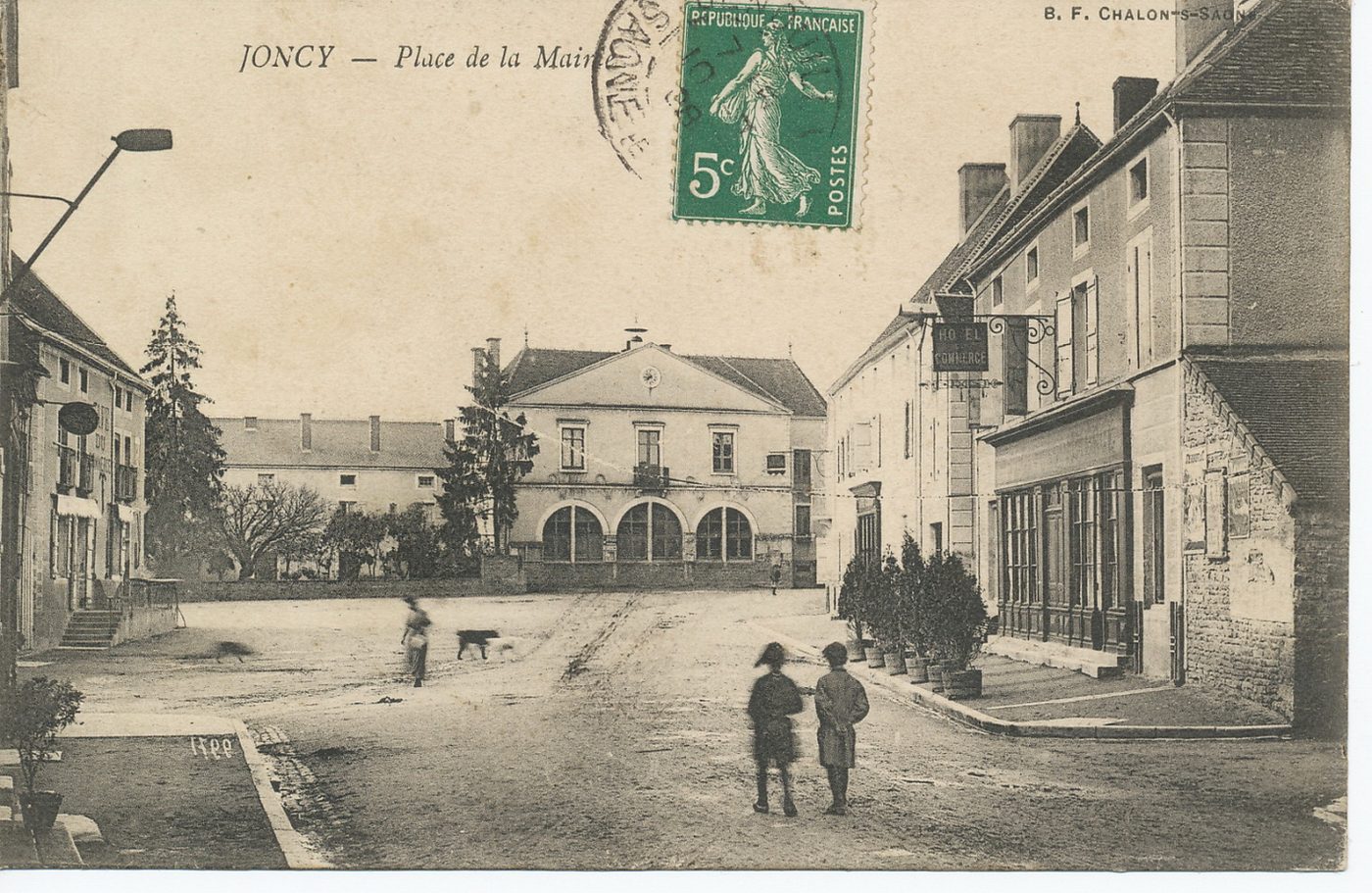 Joncy. Place de la mairie.