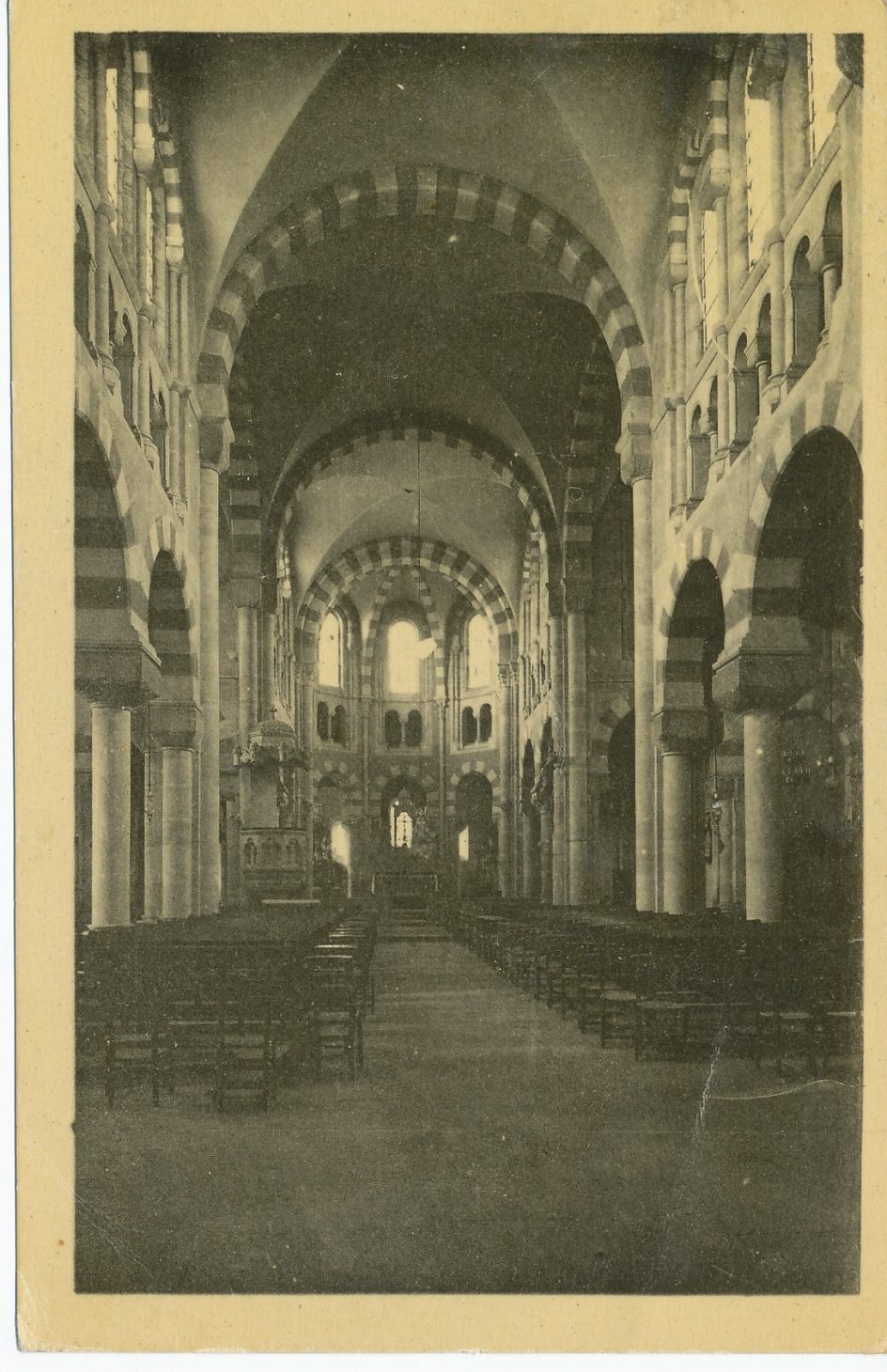 Digoin. Intérieur de l'église.