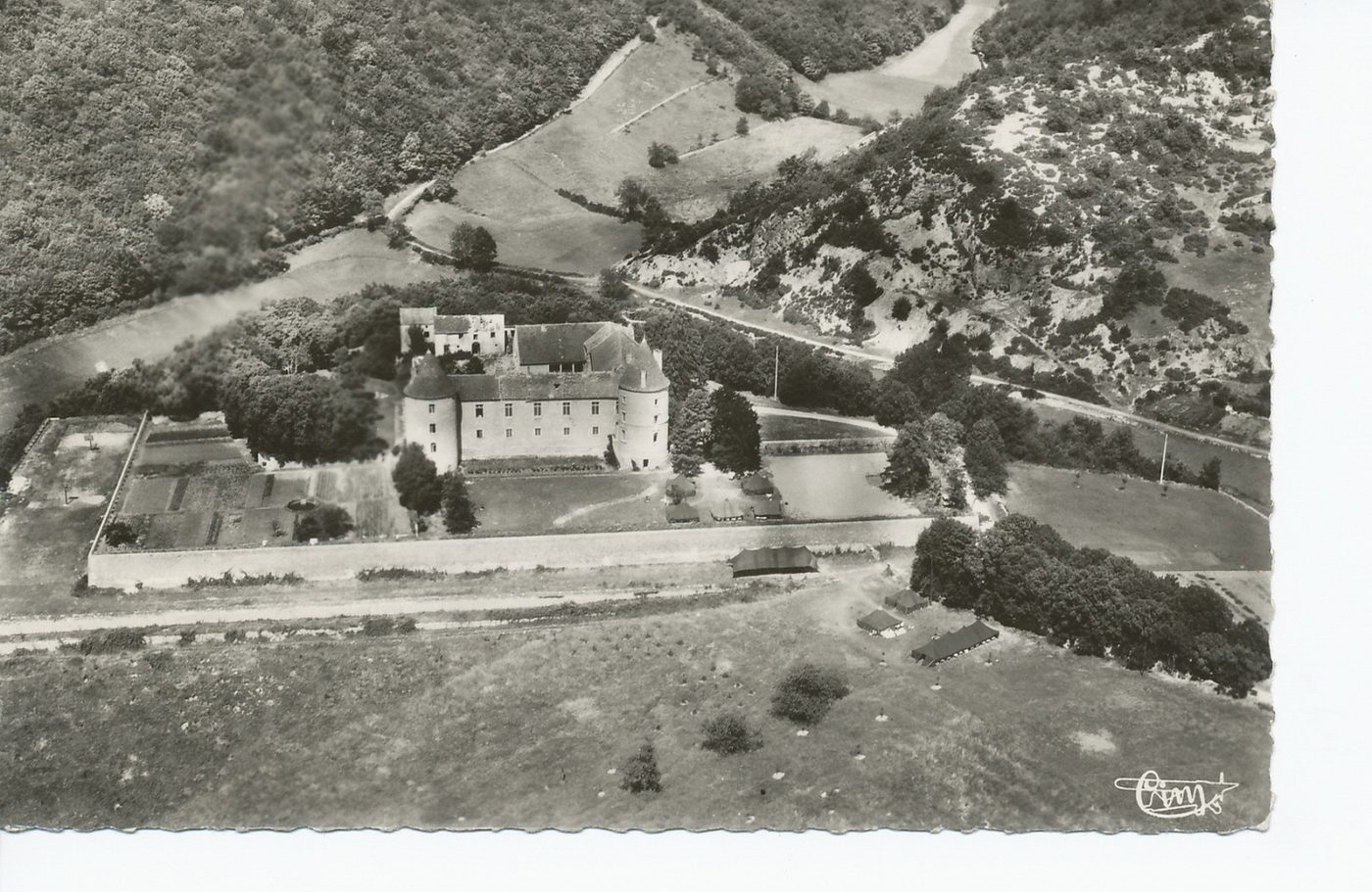 Cruzille. Vue aérienne du château.