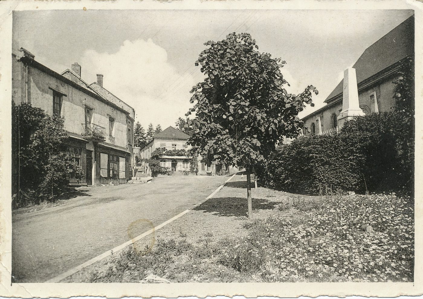 En Morvan. Anost. La place de l'église et le monument aux morts.