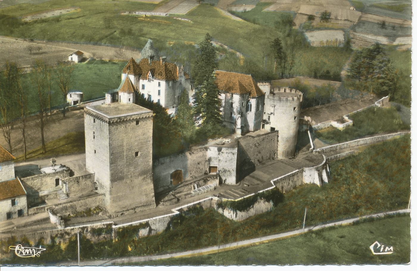 Couches. Château de Marguerite de Bourgogne. Vue aérienne.