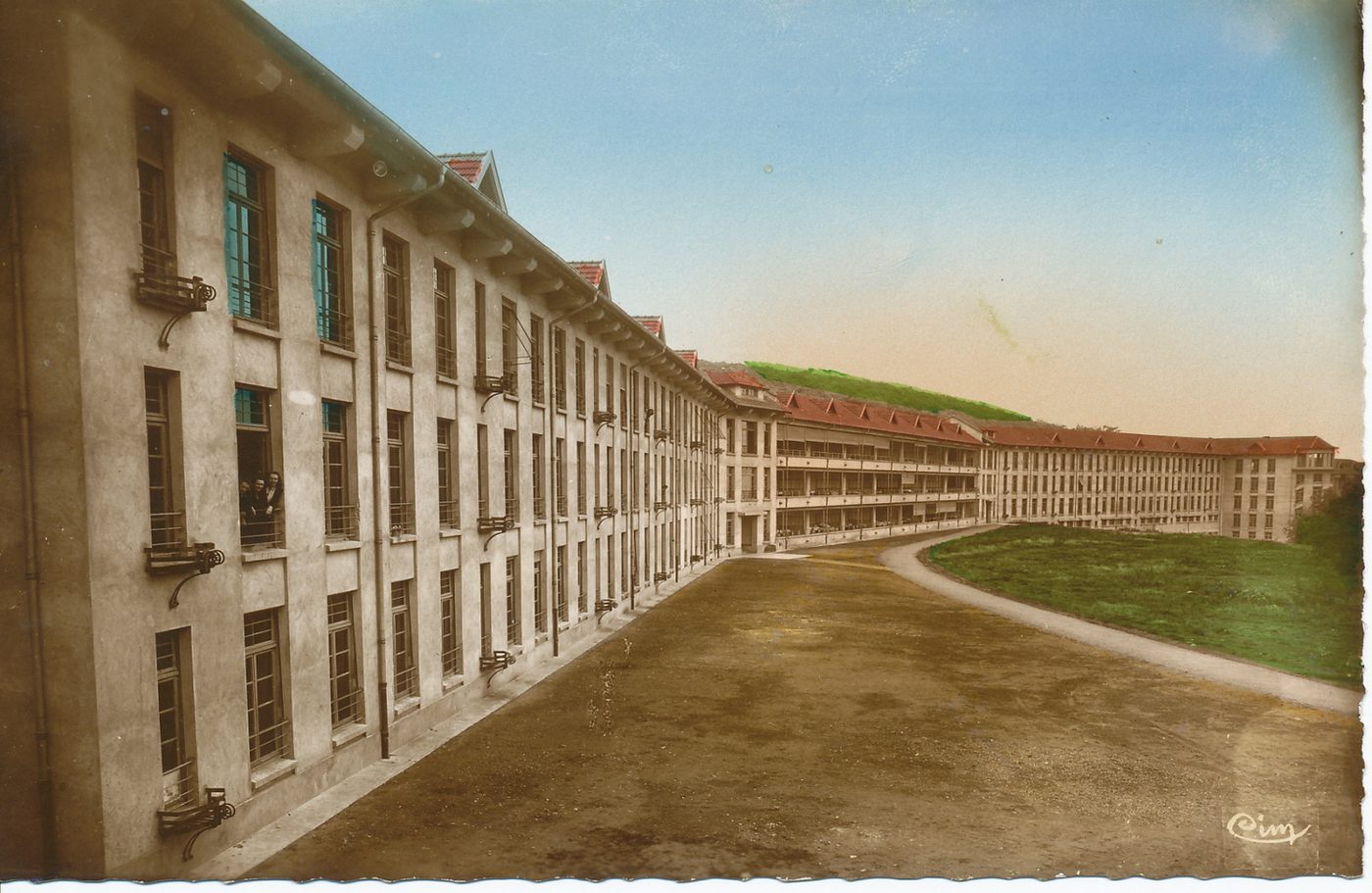 Sanatorium de Bergesserin. Façade Sud. Les ailes principales et les galeries de cure.