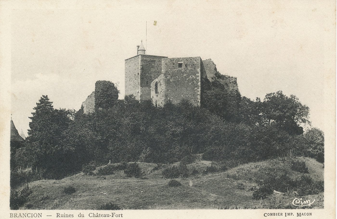 Brancion. Ruines du château-fort.