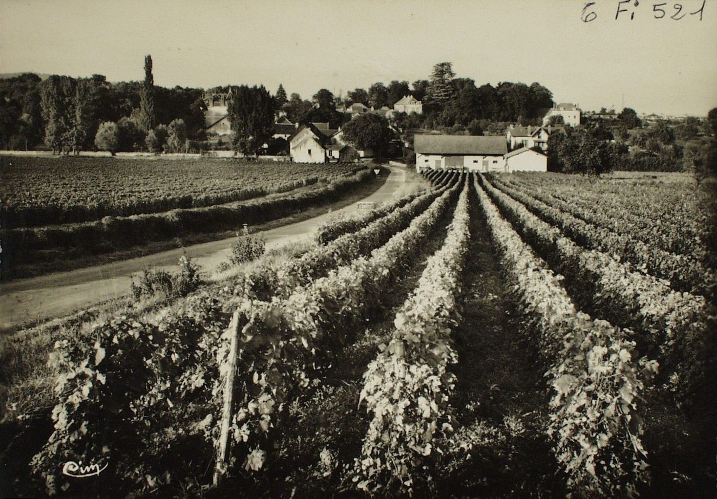 Mercurey. Bourgneuf-Val-d'Or. Entrée du pays avec vue sur la hameau d'Etroyes.