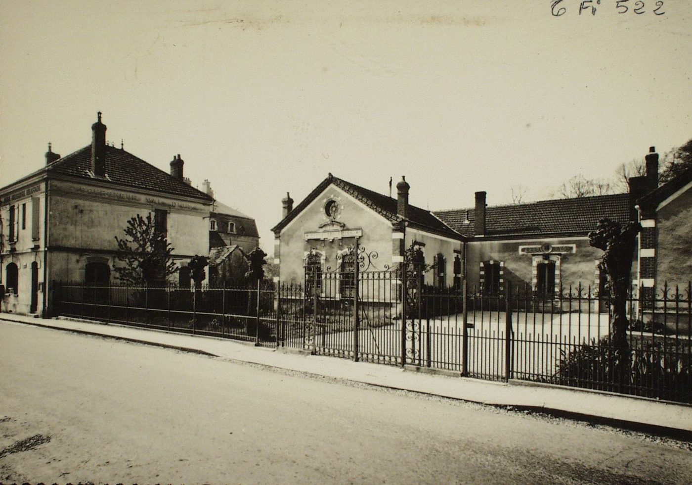 Bourgneuf-Val-d'Or. Les écoles et le bureau de poste.