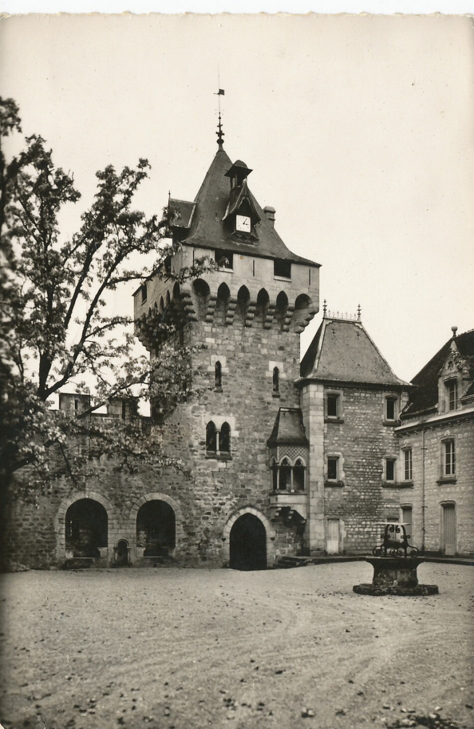 Montceau-les-Mines. Tour du château du Plessis.