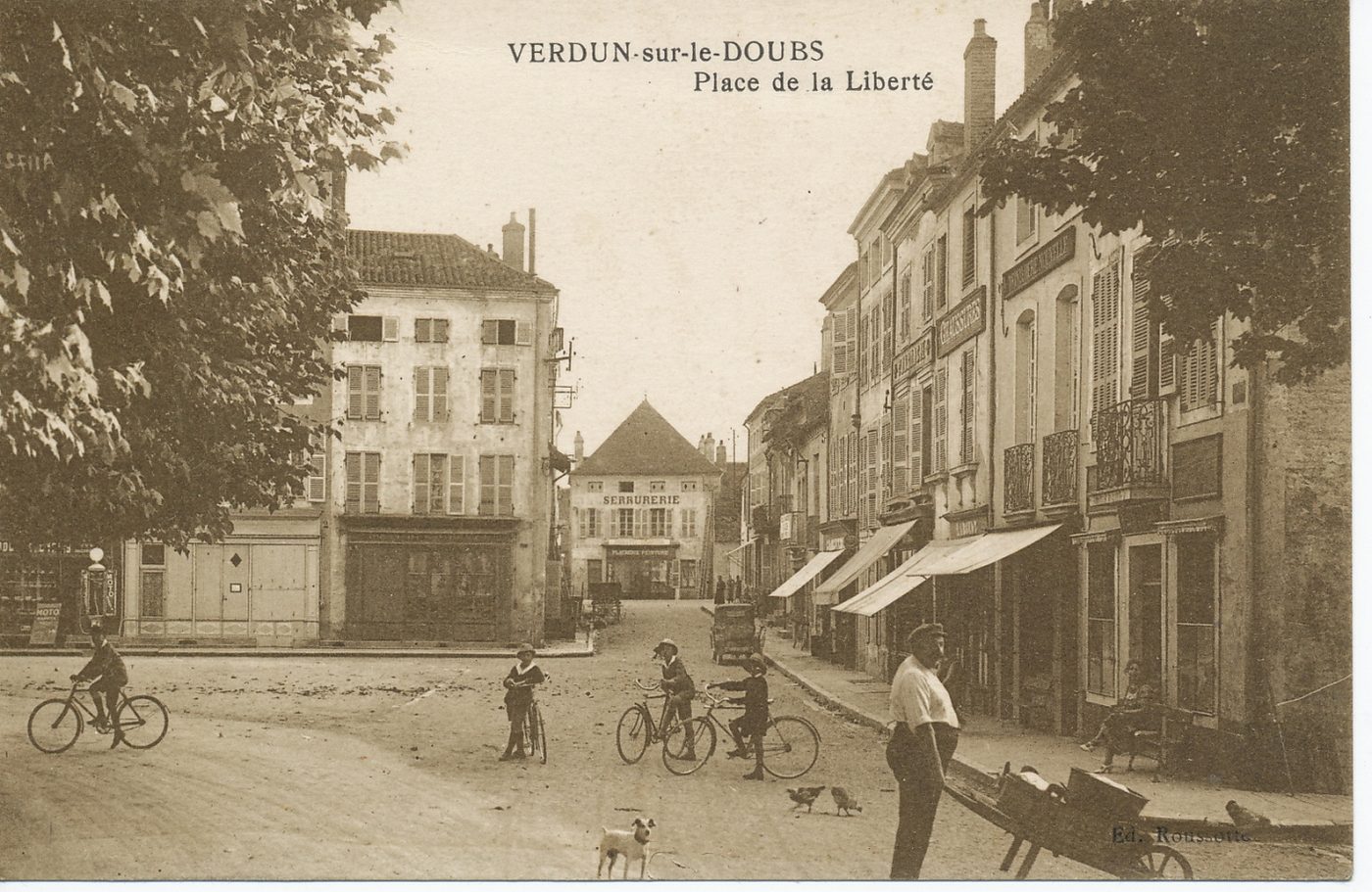 Verdun-sur-le-Doubs. Place de la Liberté.