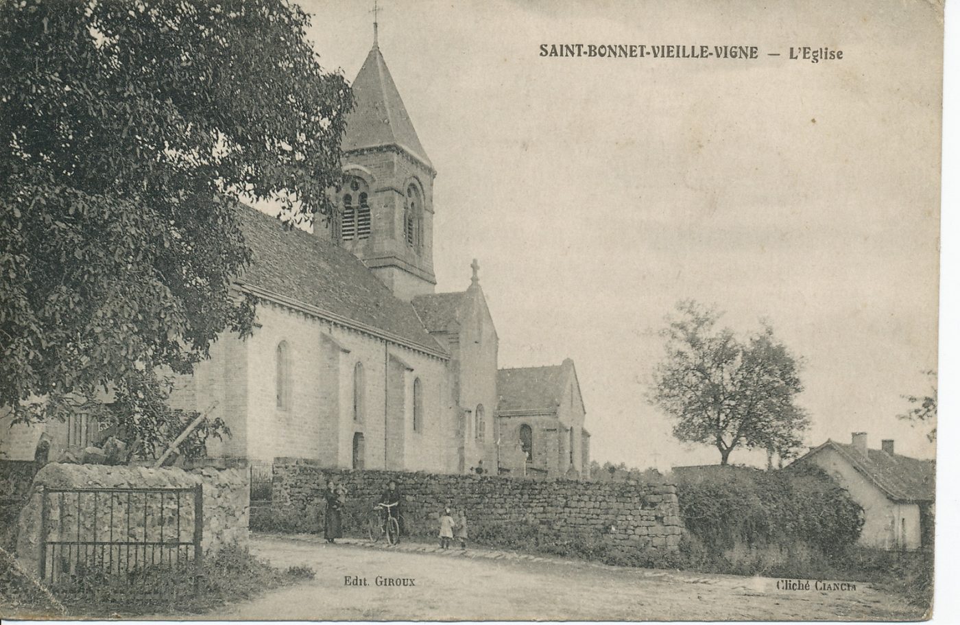 Saint-Bonnet-de-Vieille-Vigne. L'église.
