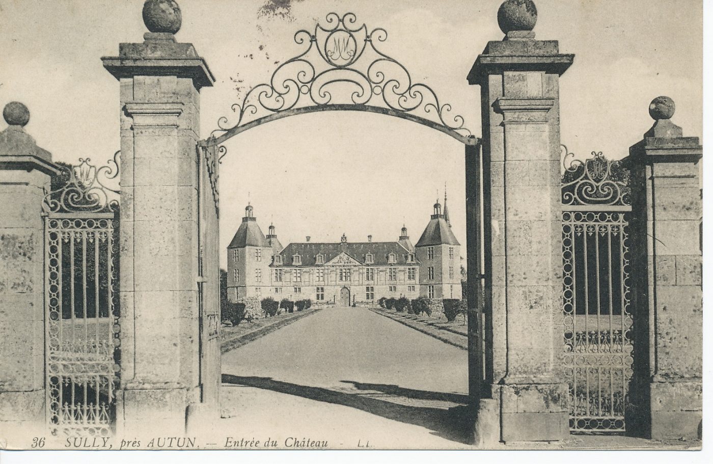 Sully, près Autun. Entrée du château.