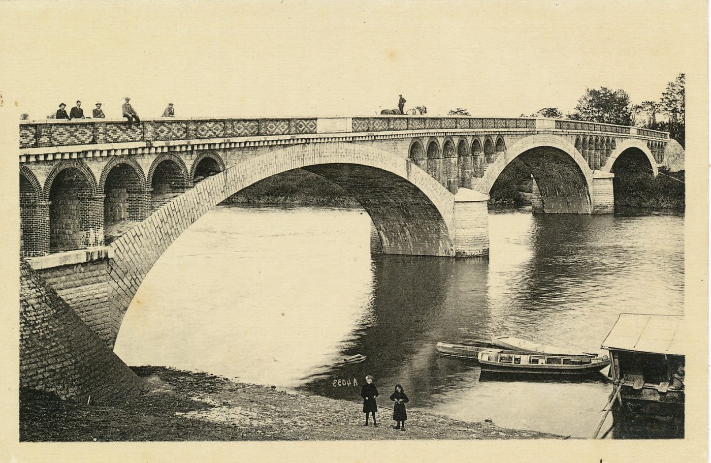 Verdun-sur-le-Doubs. Le pont national.