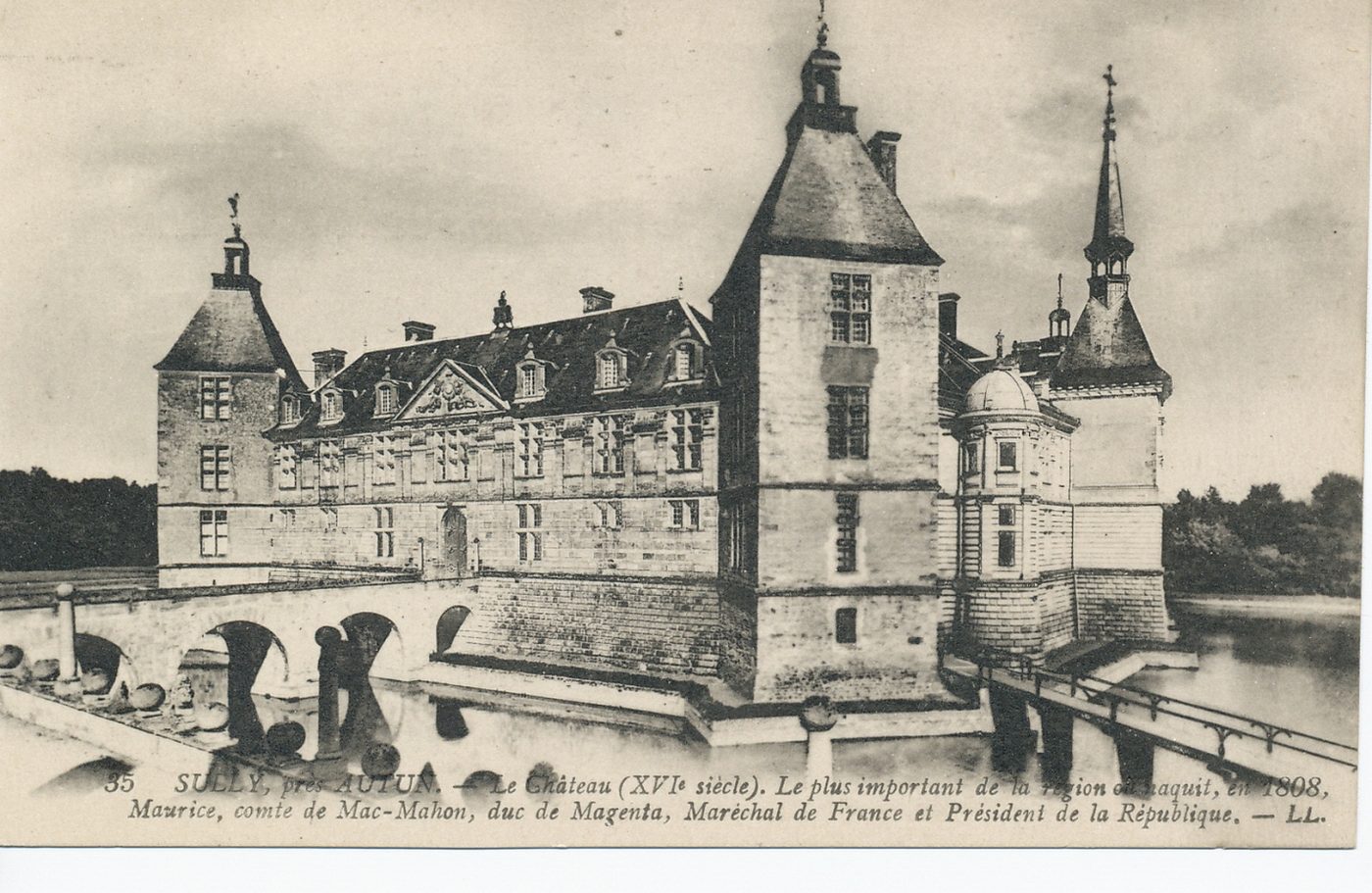 Sully près d'Autun. Le château (XVIe s.). Le plus important de la région où naquit, en 1808, Maurice, comte de Mac-Mahon, duc de Magenta, Maréchal de France et Président de la République.