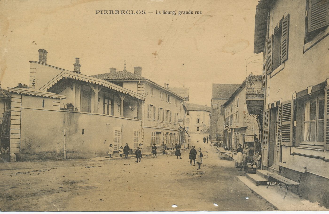 Pierreclos. Le bourg. Grande Rue.