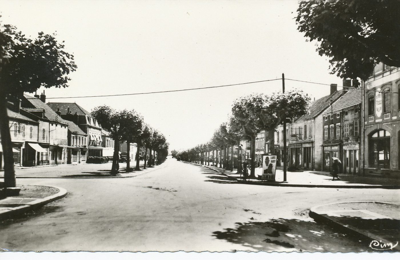 Montchanin-les-Mines. Avenue de la République et le carrefour.