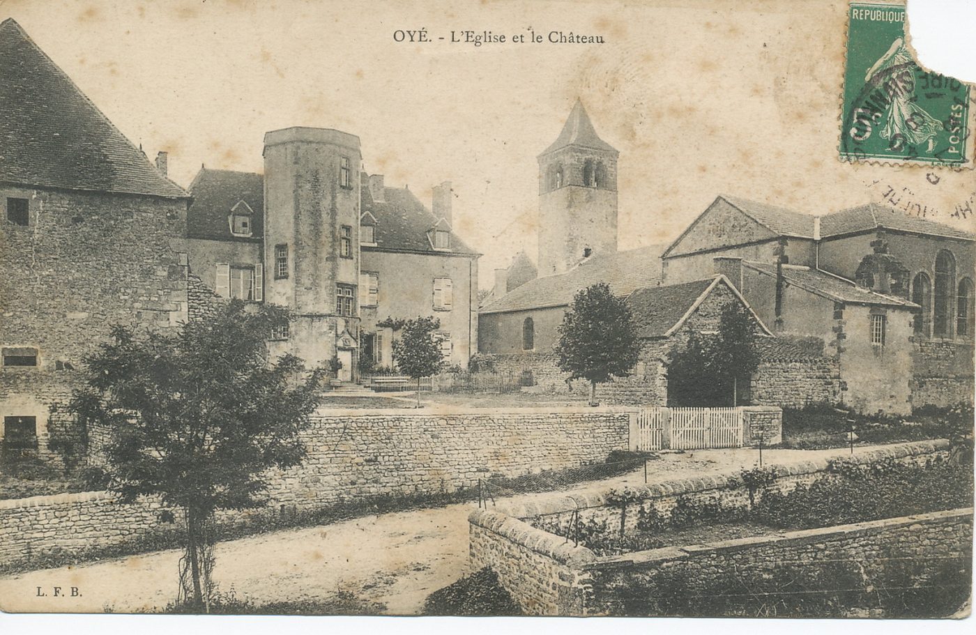 Oyé. L'église et le château.