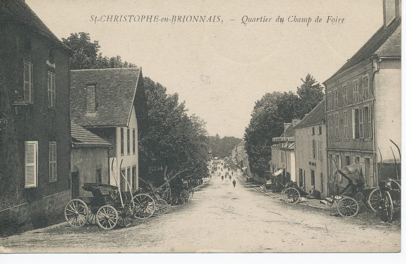 Saint-Christophe-en-Brionnais. Quartier du champ de foire.