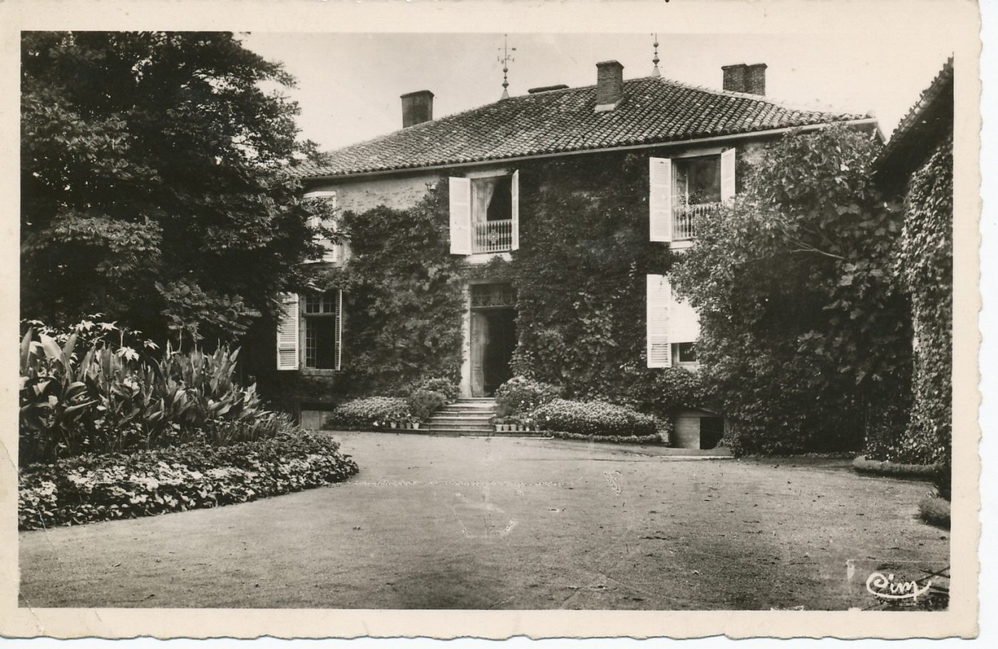 Souvenirs de Lamartine. Milly-Lamartine. Maison de Lamartine. "Bientôt peut-être....Ecarte, ô mon Dieu ce présage! Bientôt un étranger, inconnu du village, Viendra l'or à la main, s'emparer de ces lieux, Qu'habite encore pour nous l'ombre de nos aïeux, Et d'où nos souvenirs des berceaux et des tombes, S'enfuiront à sa voix comme un nid de colombes".