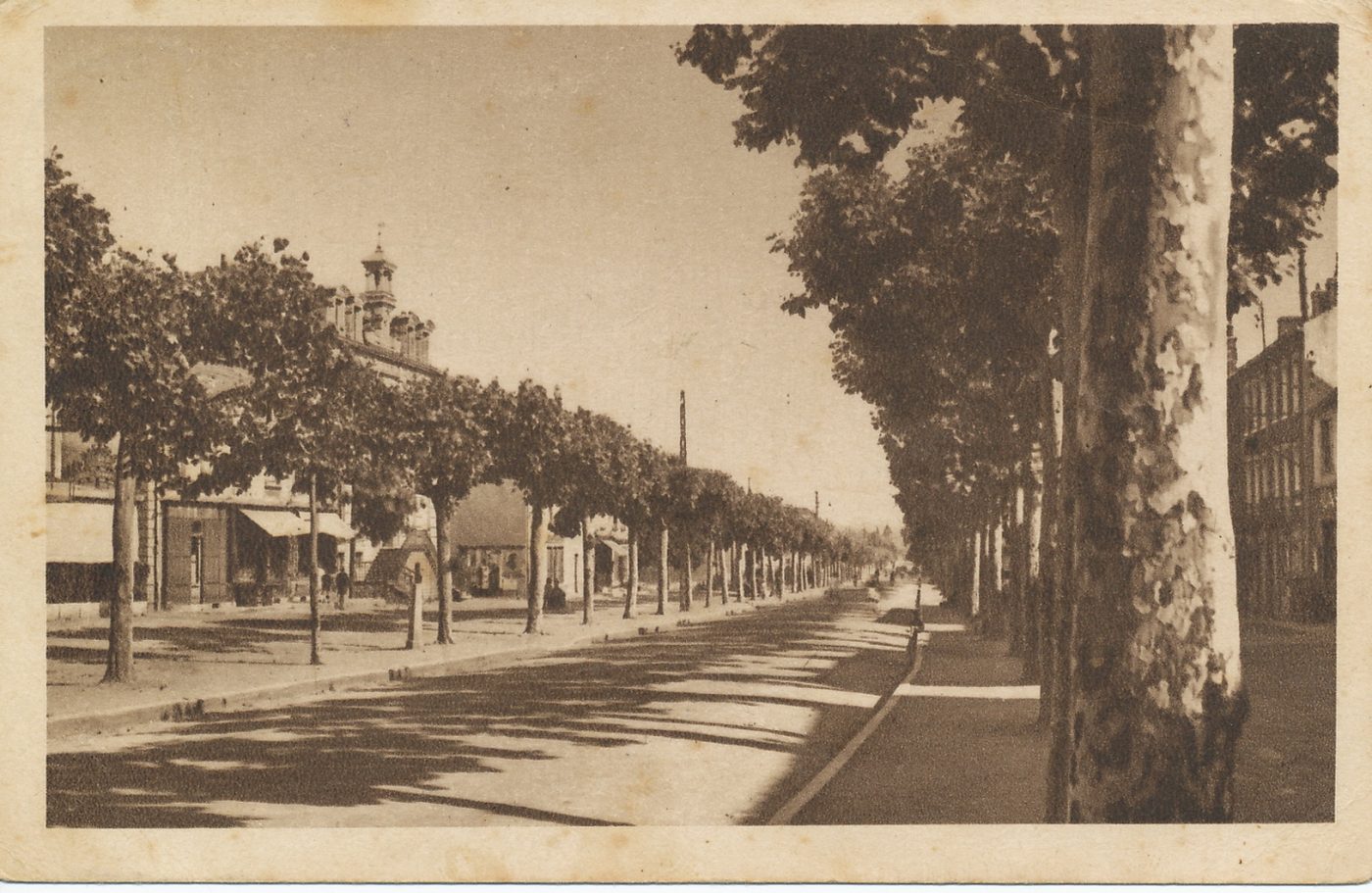 Montchanin-les-Mines. Avenue de la République et mairie.