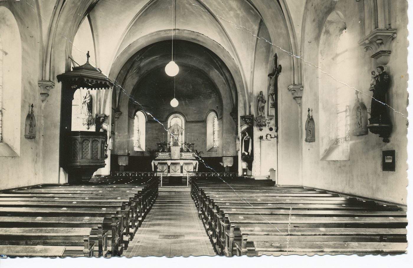 Montceau-les-Mines. Bois du Verne. Intérieur de la chapelle.