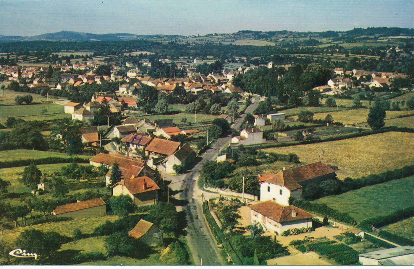 Salornay-sur-Guye. Vue générale aérienne.
