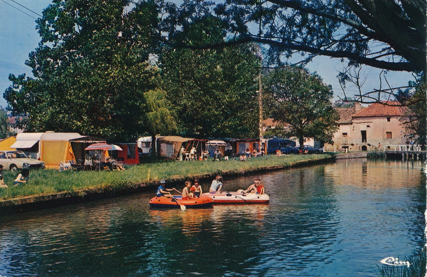 Salornay-sur-Guye. Le camping.