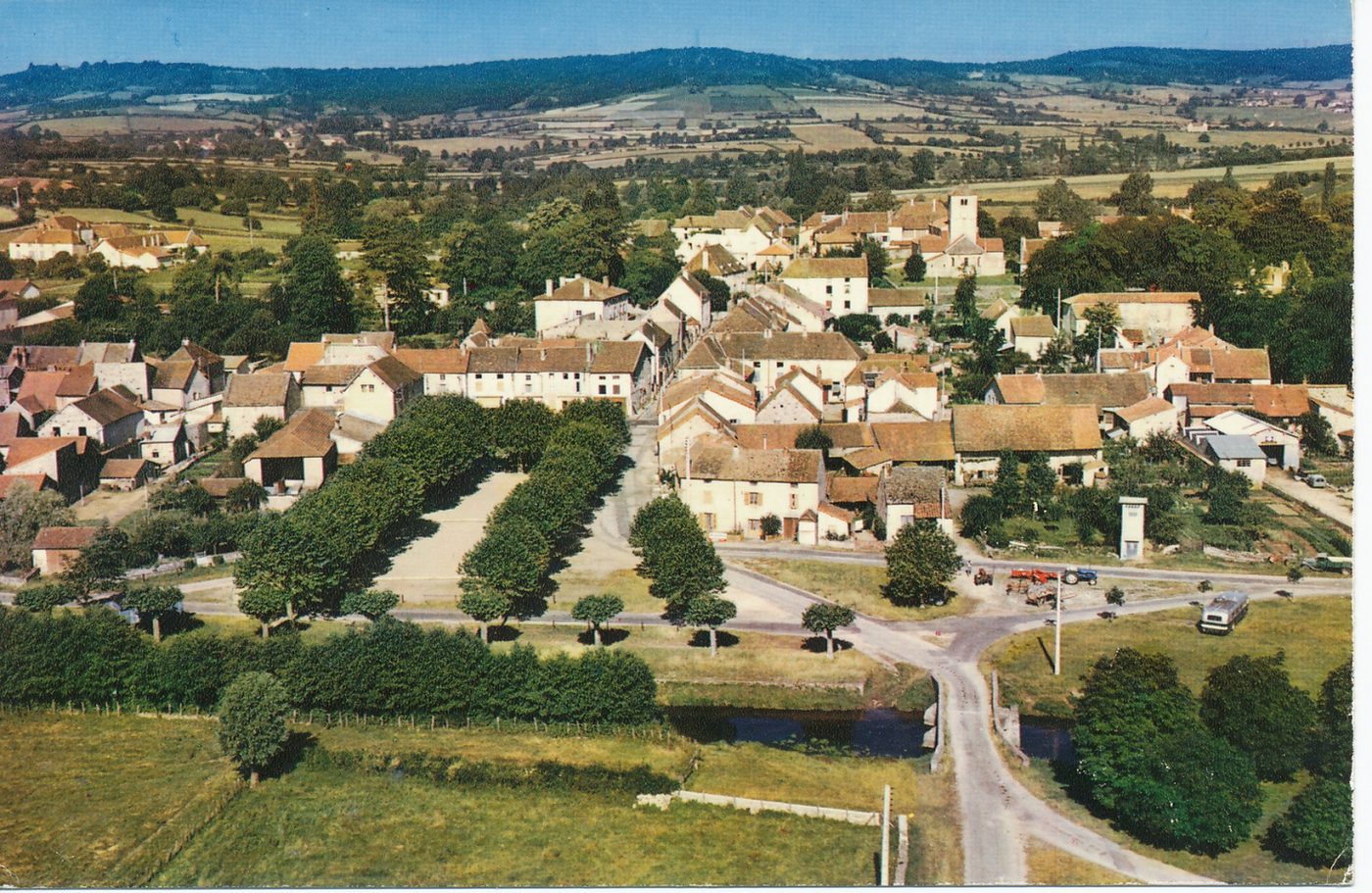Salornay-sur-Guye. Vue générale aérienne.