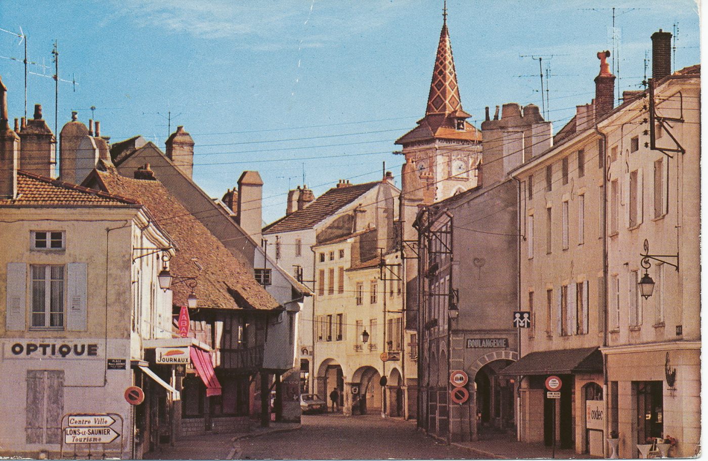 Louhans. Entrée de la grande rue. Les arcades (Mon. Hist).