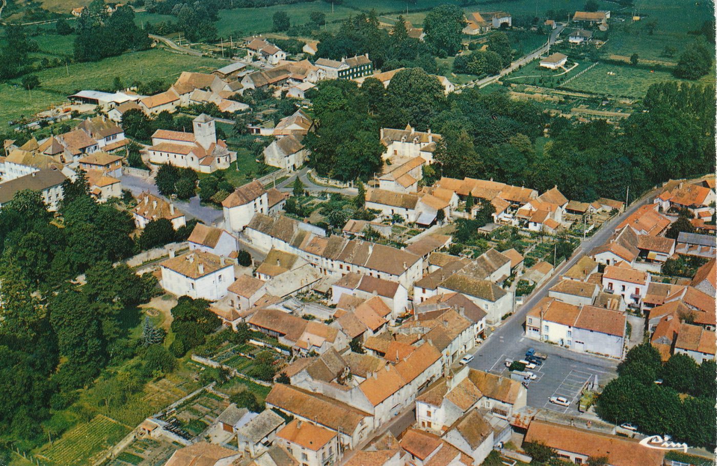 Salornay-sur-Guye. Vue générale aérienne.