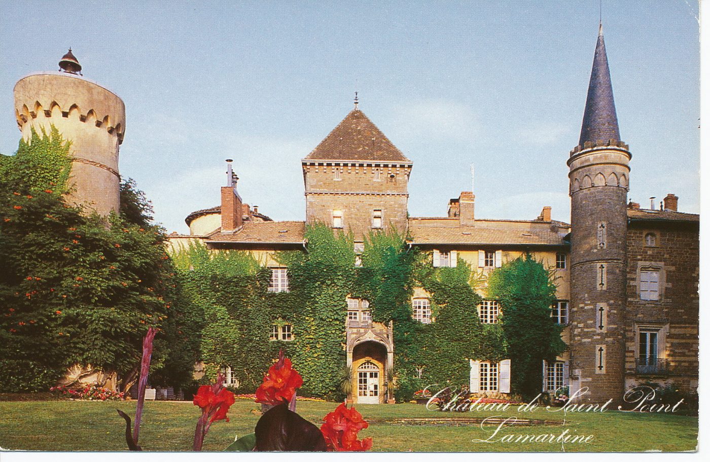 Saint-Point. Bourgogne du Sud. Château de Lamartine : né à Mâcon 1790-1869. Le père de Lamartine l'acheta pour le donner en dot à son fils, en 1801. Le poète le reçu à son mariage en 1820. En 1870, Mme Valentine de Cessiat, sa nièce, devenue son épouse, en hérita. A sa mort, M. de Montherot, neveu de Lamartine, le racheta aux trois nièces de Mme Valentine de Lamartine. Le comte René de Noblet d'Anglure, son petit-fils, en est l'actuel propriétaire.