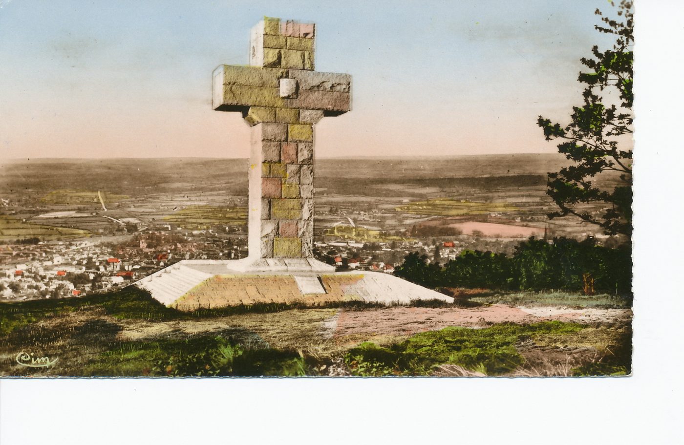 Autun. Croix de la Libération, érigée au mont Saint-Sébastien.