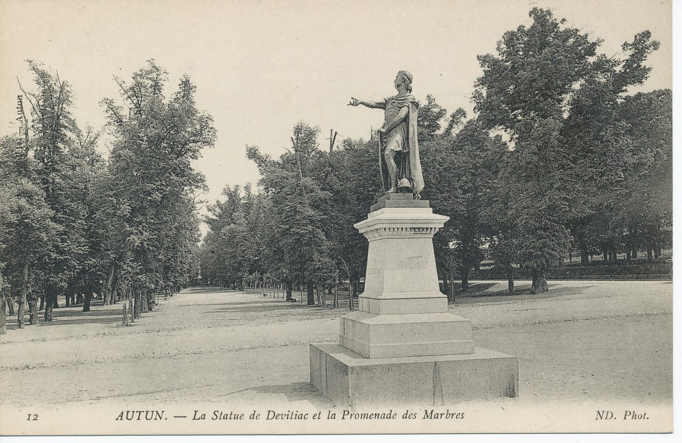 Autun. La statue de Devitiac et la promenade des marbres.