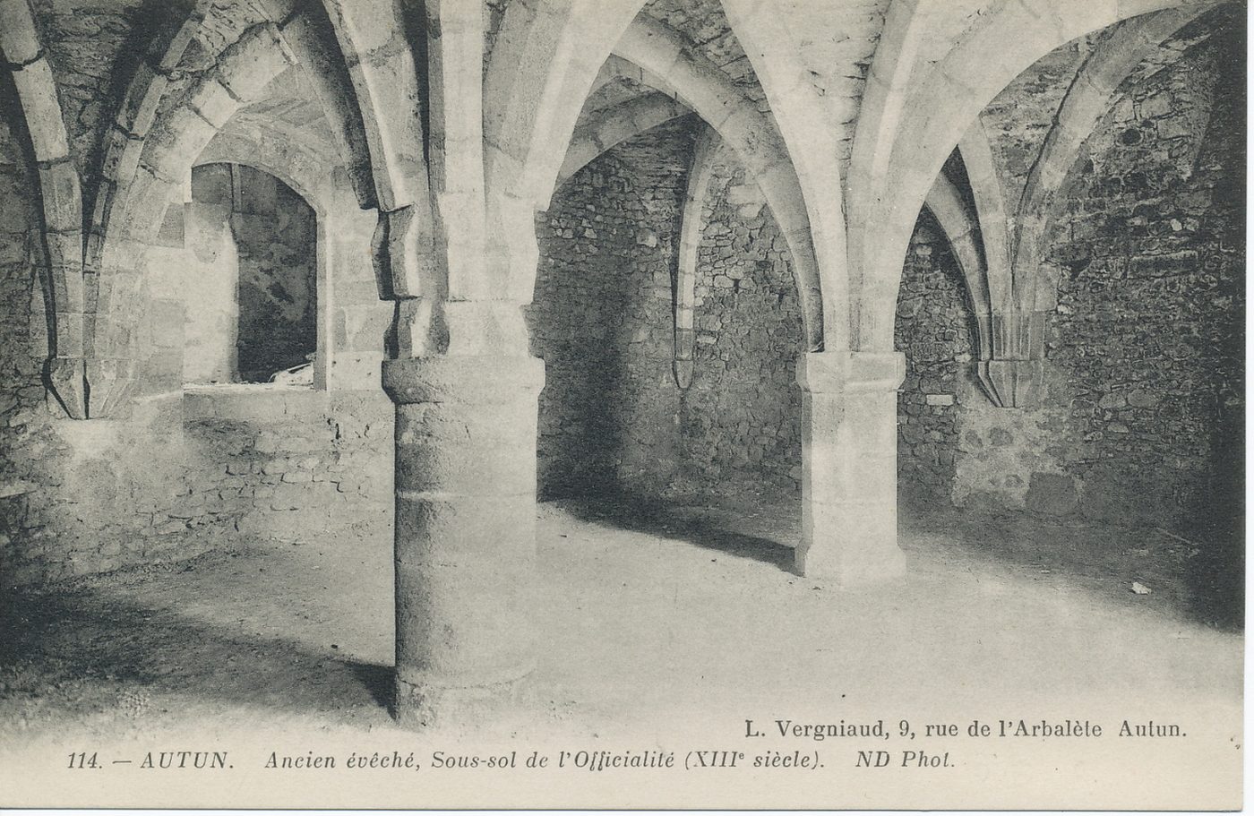 Autun. Ancien évêché, sous-sol de l'officialité (XIIIe s.).