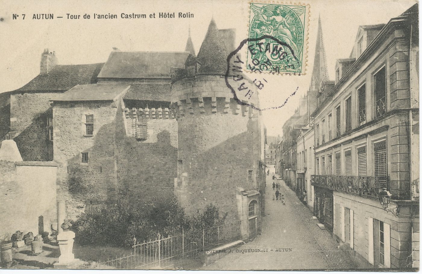 Autun. Tour de l'ancien castrum et de l'hôtel Rolin.