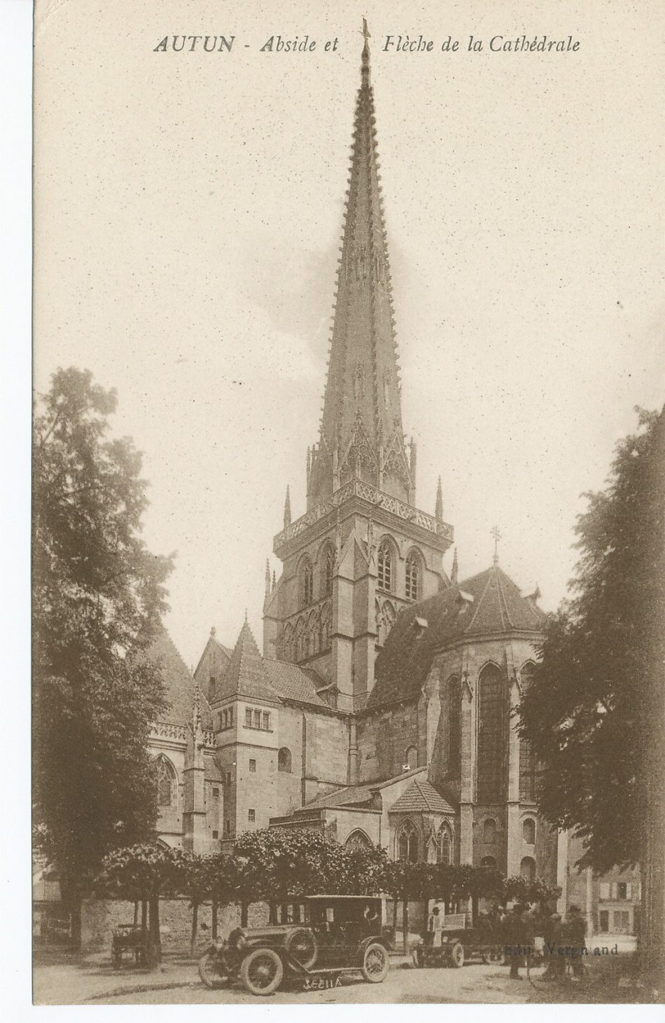 Autun. Abside et flèche de la cathédrale.