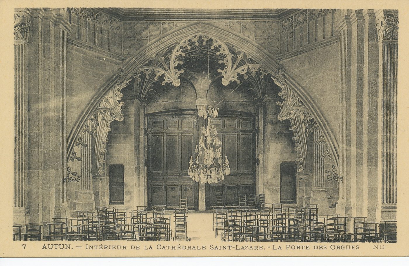 Autun. Intérieur de la cathédrale Saint-Lazare. La porte des orgues.