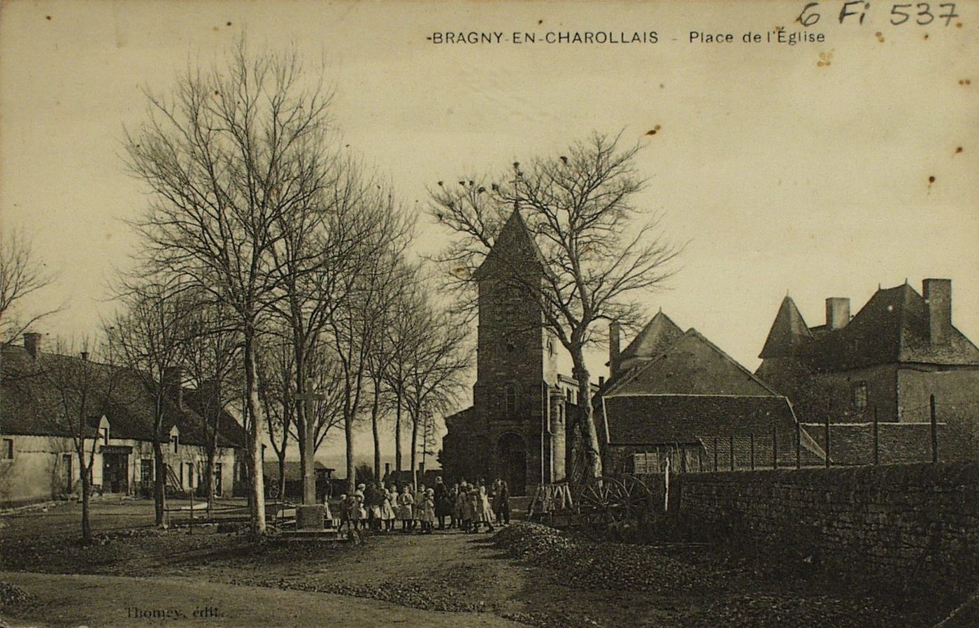 Bragny-en-Charollais. Place de l'église.
