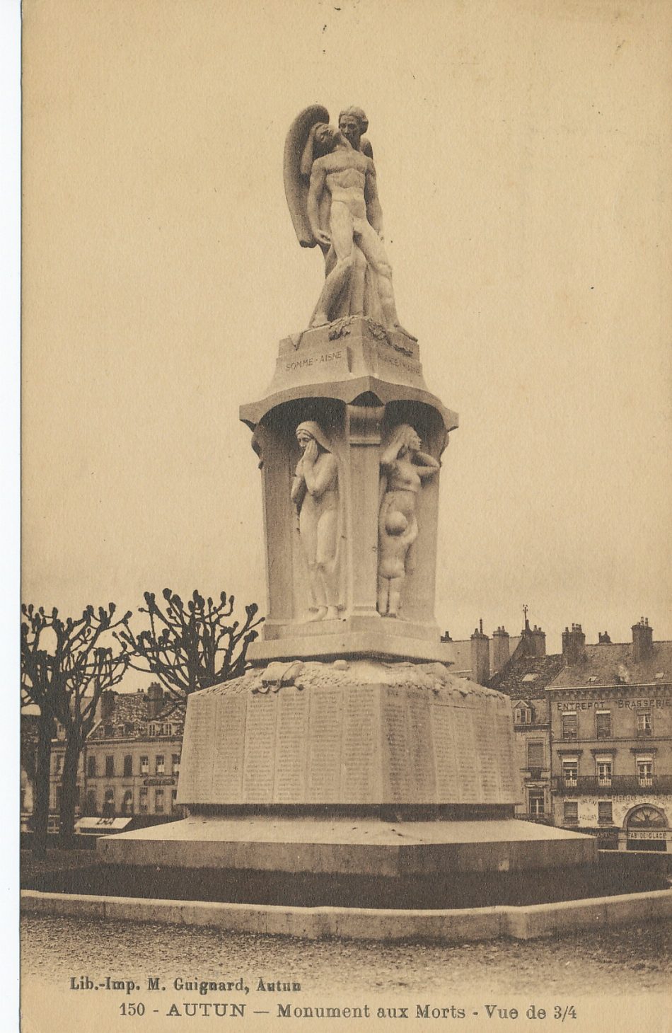 Autun. Monument aux morts. Vue de 3/4.