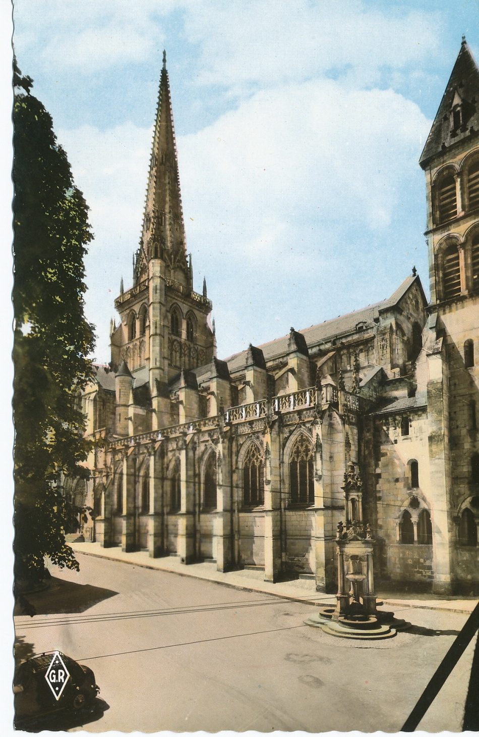 Autun. Basilique Saint-Lazare, construite en 1120 environ.