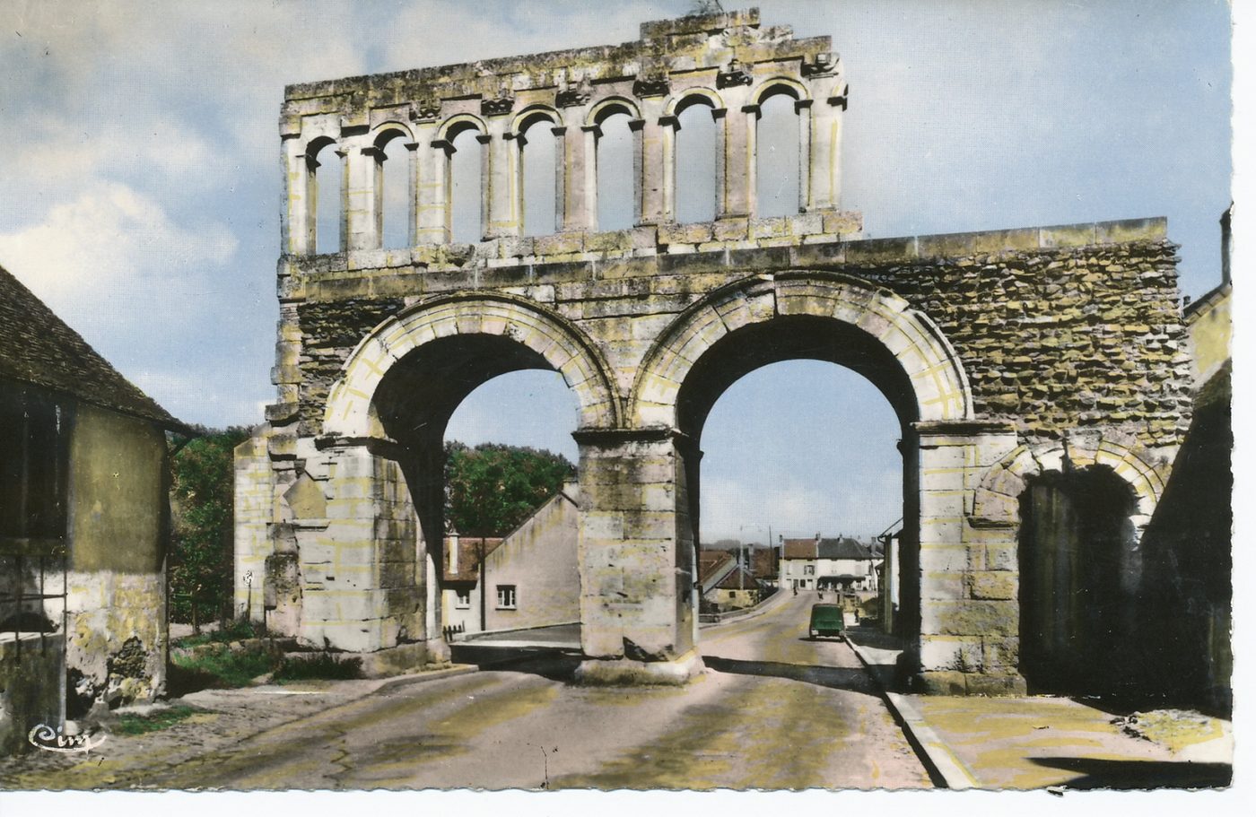 Autun. Porte d'Arroux. Construite au 1er s. Ce qui en a disparu a été levé au IVe. en vue d'une restauration qui n'a jamais été faite. Hauteur du pavé romain au sommet 16 m 70, largeur 18 m 55, épaisseur 4 m 25.