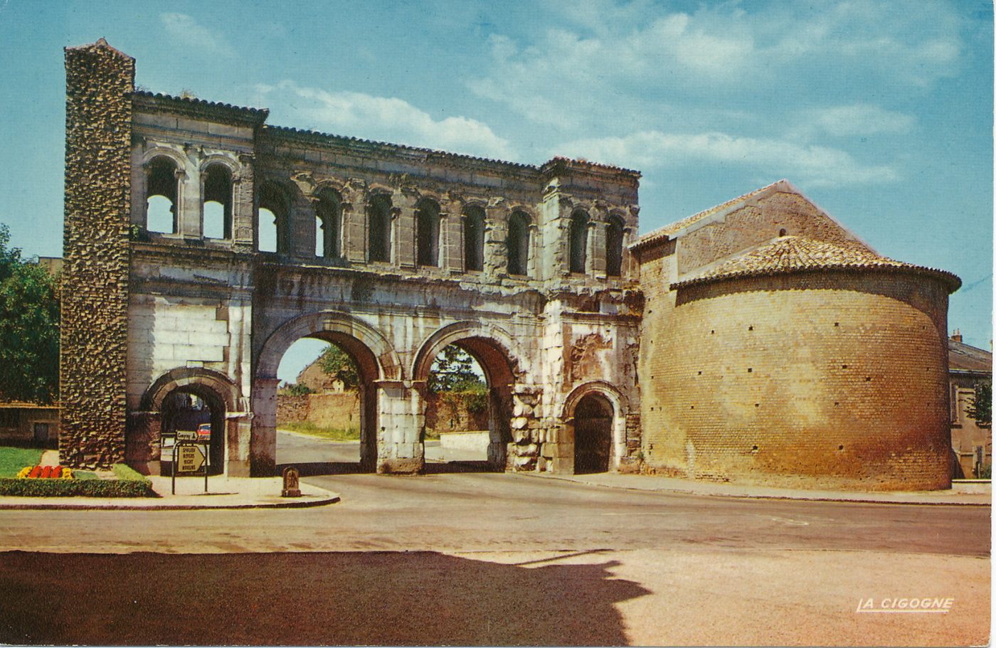 Autun. La porte Saint-André (ex Porta Lingonensis).