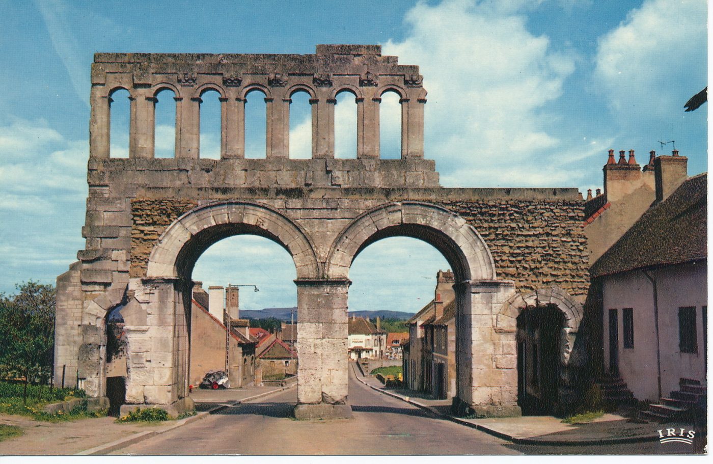 Autun. Porte romaine dite d'Arroux. (hauteur 17 m).