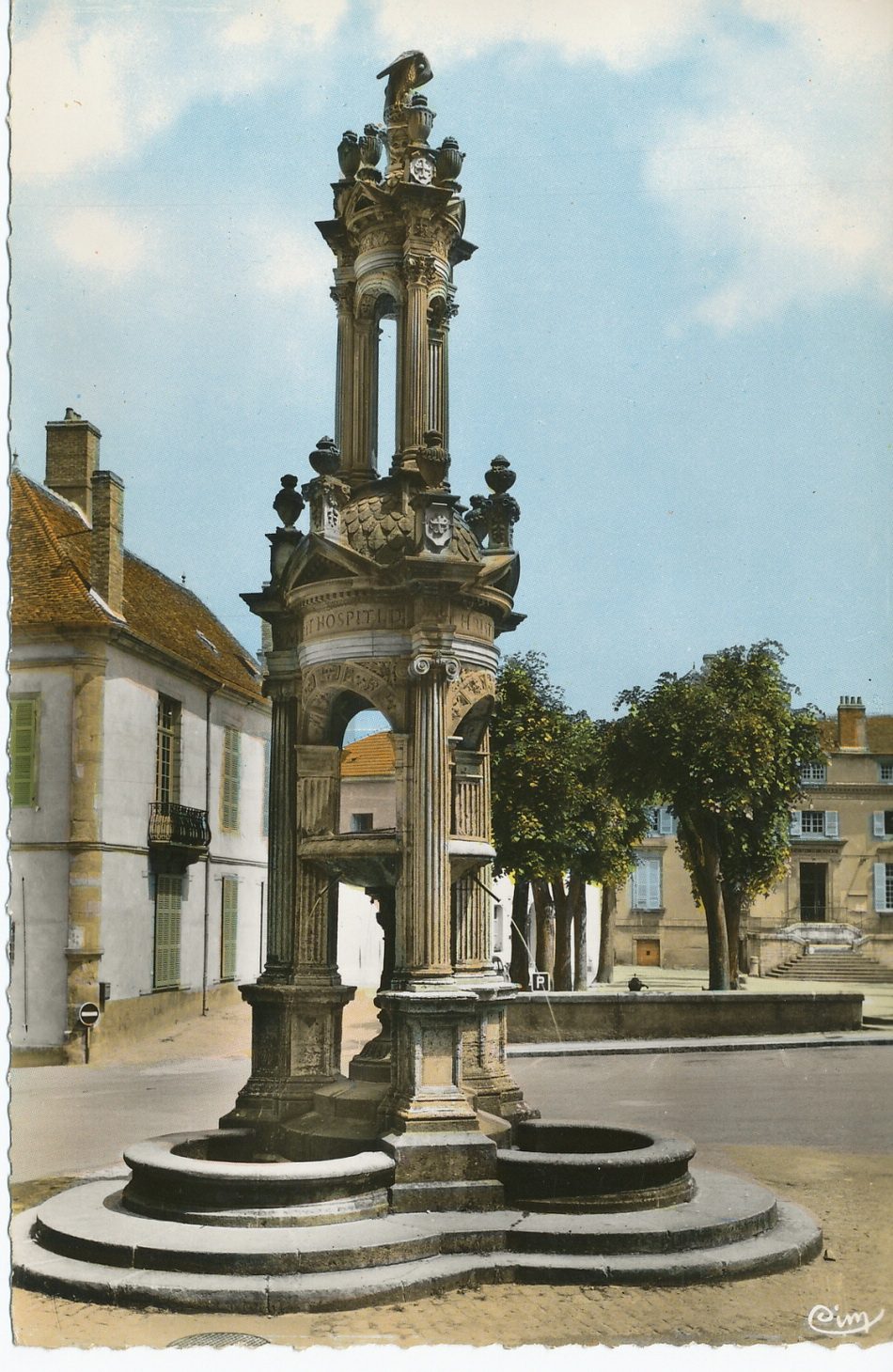 Autun. La fontaine Saint-Lazare.